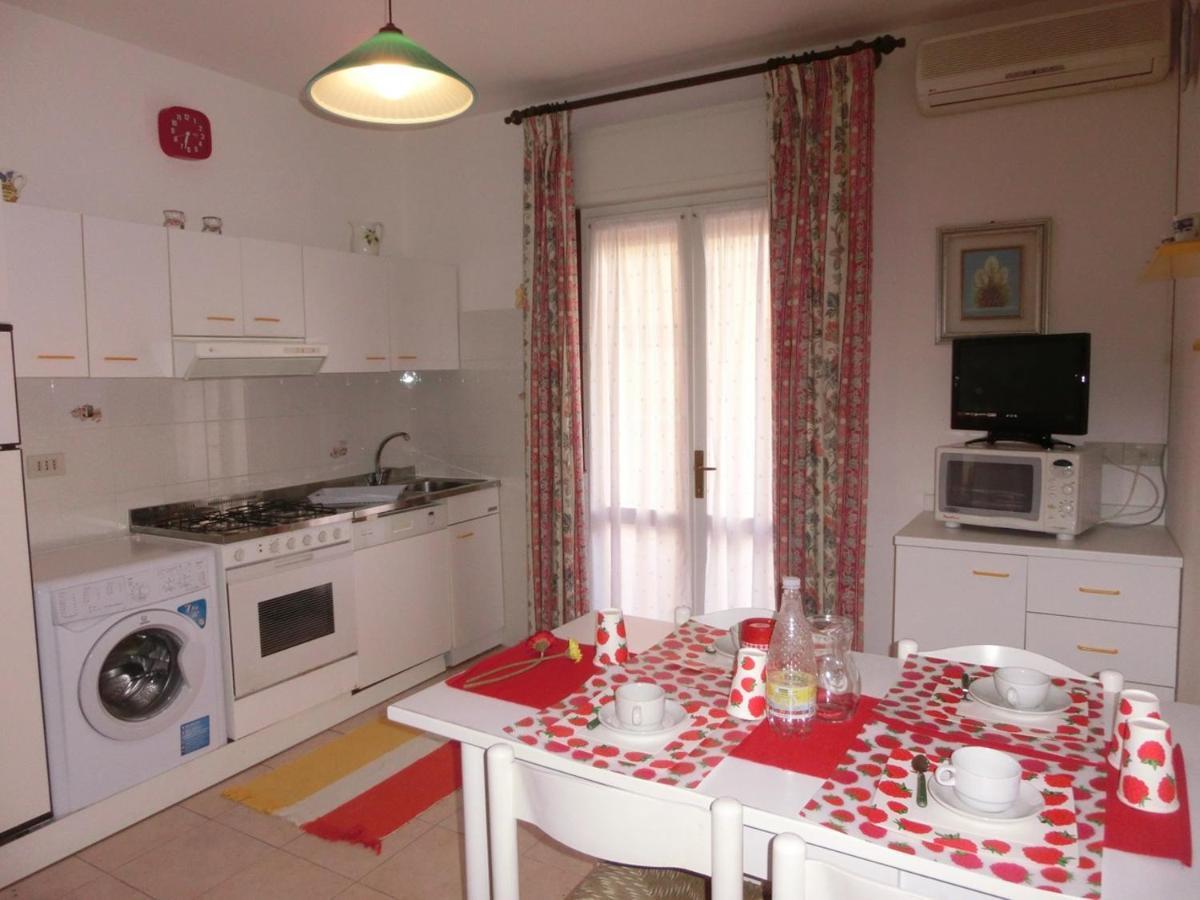 Nice Two-Bedroom Apartment 150M From The Beach Бибионе Екстериор снимка