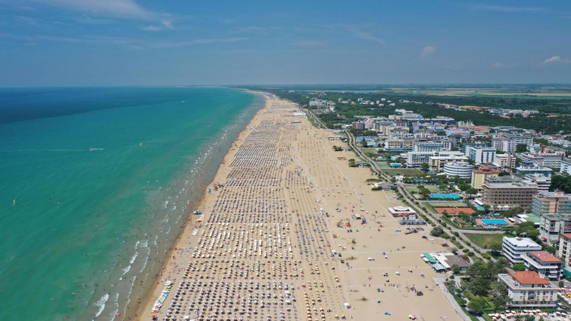 Nice Two-Bedroom Apartment 150M From The Beach Бибионе Екстериор снимка