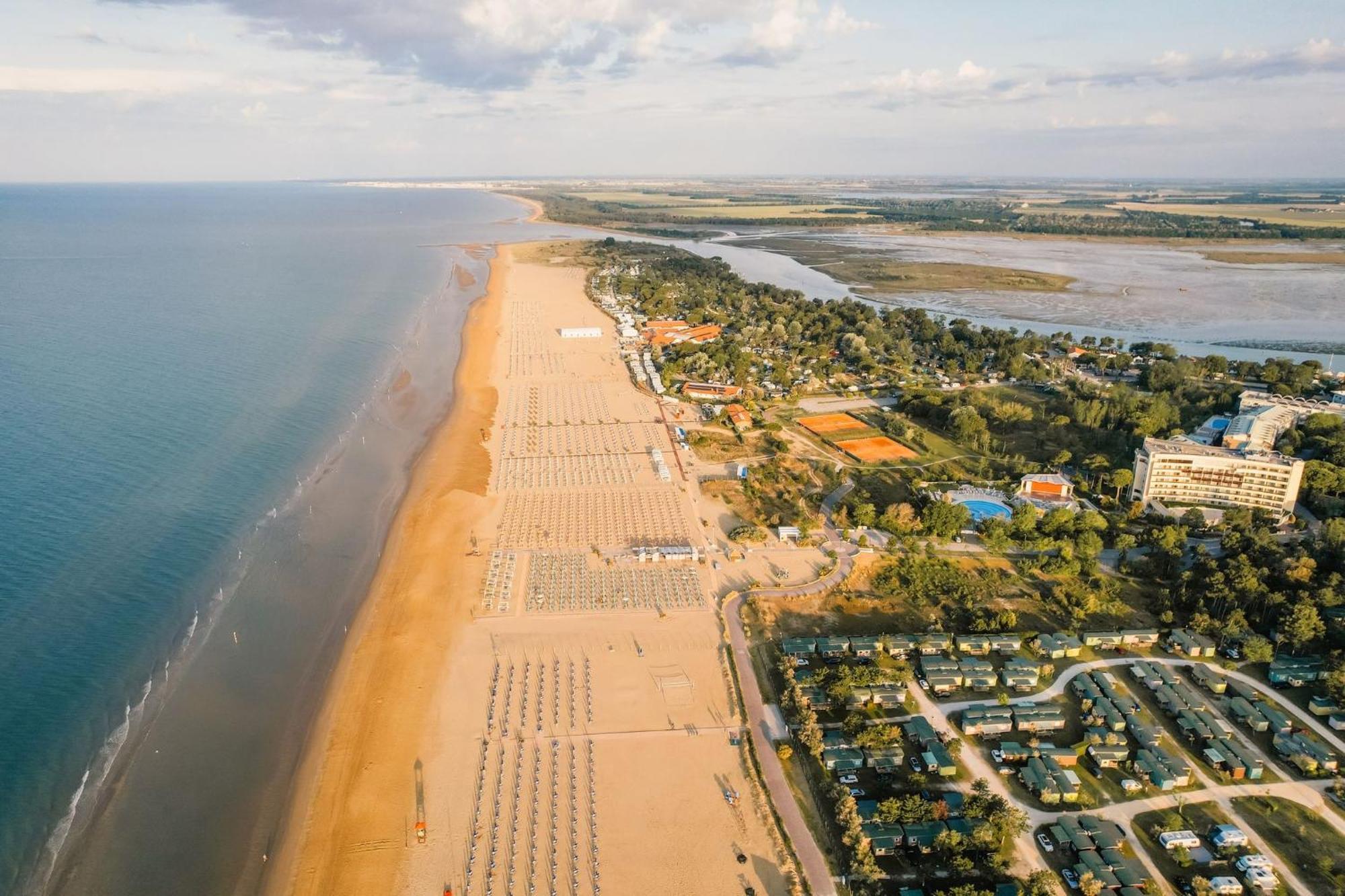 Nice Two-Bedroom Apartment 150M From The Beach Бибионе Екстериор снимка